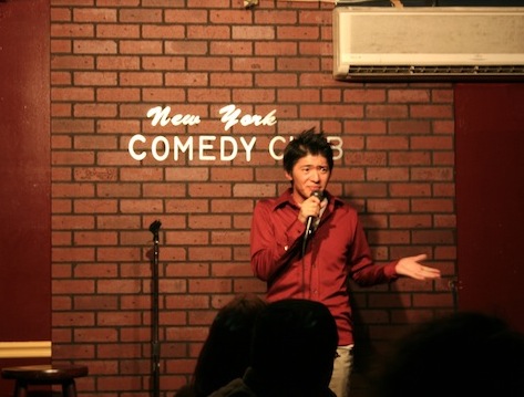 米国人の前で笑いをとる長井秀和＝16日、「ニューヨーク・コメディ・クラブ」