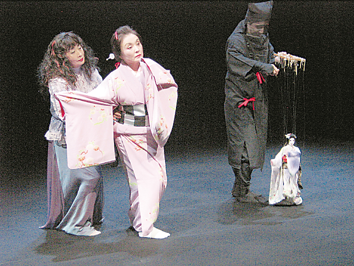 舞台の一場面。（左から）吉行和子、結城美栄子ら　© Photos by Jonathan Slaff