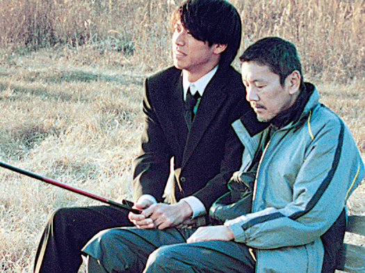 「ちゃんと伝える」の一場面。（左から）ＡＫＩＲＡ、奥田瑛二（©2009 “Be Sure to Share” Film Partners）