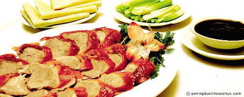 カリカリのダックの皮を野菜と皮で包んでいただく北京ダック（© pekingduckhousenyc.com）
