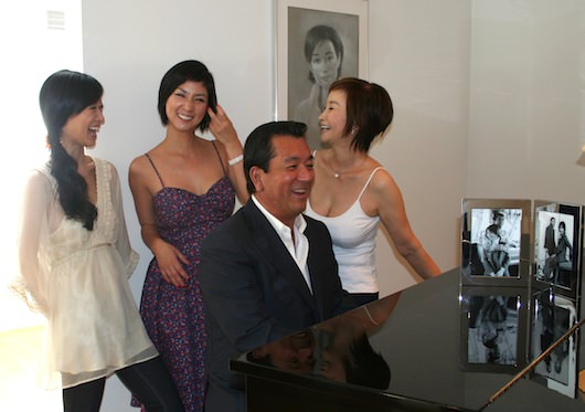 グランドピアノの前で加山雄三さん（中央）を囲んで。（後方左から）次女の池端えみさん、長女の梓真悠子さんと奥さま