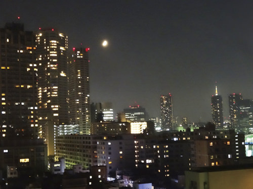 月島の夜景。右に見える尖がったのは、エンパイアーではなく、東京タワーの先っぽです