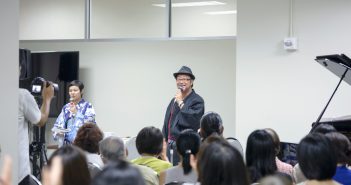 トークで会場を沸かせる大江千里さん（右）と津山恵子さん＝８月18日、ニューヨーク（撮影：鈴木貴浩）