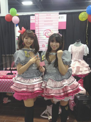 日本人と米国人の女の子２人組アイドルユニットの[２une（ちゅーん）]。（左から）うの、Sneko