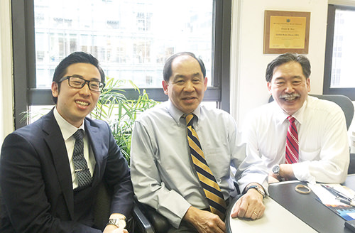 （左から）吉田成巳氏、エドワード・原氏、弟のマーティン氏