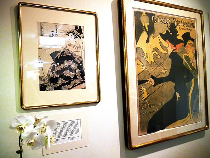 ロートレックの「ディヴァン・ジャポネ」と喜多川歌麿の「大文字屋内一もと」が並列に展示され、どのような影響を受けたかが絵の下に解説がついている＝10日、ニューヨーク（撮影：池田）