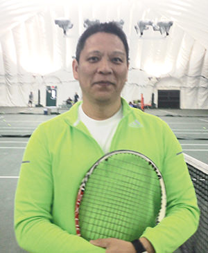 エボシ・テニス・アカデミー所属のテニス・コーチ知花泰三さん。米プロテニス協会認定指導員でインターハイ、インカレ、国体の出場経験を持つ