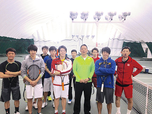 「エボシ・テニス・アカデミー」のコーチらと。前列左から4人目が知花泰三さん
