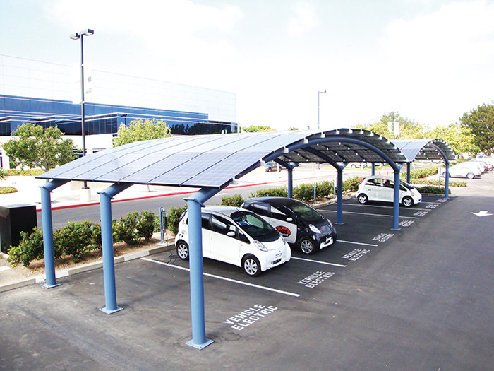 駐車場の屋根に取り付けれた太陽光発電システム
