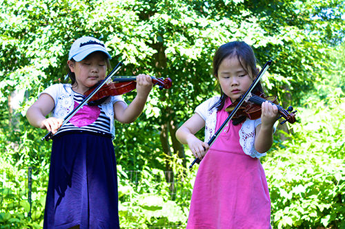 バイオリンの練習をする子どもたち（本文の内容とは関係ありません）