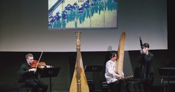 尾形光琳の絵画「八橋図屏風」に発想を得た曲を演奏する（左から）ベンジャミン・プレネタ氏、佐々木冬彦氏、宮田まゆみ氏＝３月26日、ニューヨーク（ⓒ George Hirose）