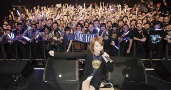 ライブ後にファンと記念撮影をする藍井エイル＝５月25日、ニューヨーク（提供写真）