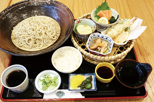 天ぷら、刺し身に小皿料理が二つ、さらにご飯と蕎麦がセットとなるお得なあずま御膳は19ドル