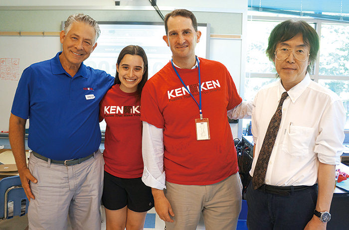 （左から）KenKen Puzzle LLC代表のロバート・フューラー氏、2015年KENKEN大会のプリンストン優勝者のエリー・グルースキンさん、ジョシュ・ローゼン教諭、宮本哲也さん=同