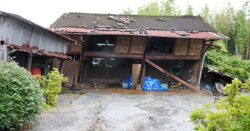 5月25日の益城町。いまだ倒壊家屋はそのまま