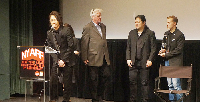 ６月28日に行われた授賞式でスピーチをする綾野剛さん（左）