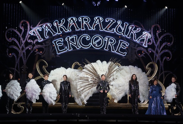 ニューヨーク公演のためだけに構成されたレビュー・ショー「タカラヅカ・アンコール（Takarazuka Encore）」のフィナーレで宝塚の象徴、羽をつけて歌う峰さを理さん（中央）＝20日（Photo by NY Biz / 吉田）