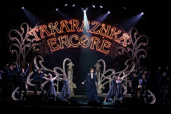 ニューヨーク公演のためだけに構成されたレビュー・ショー「タカラヅカ・アンコール（Takarazuka Encore）」で男役姿で登場し、歌い、踊る杜けあきさん＝20日、David H. Koch Theater（Photo by NY Biz／吉田）
