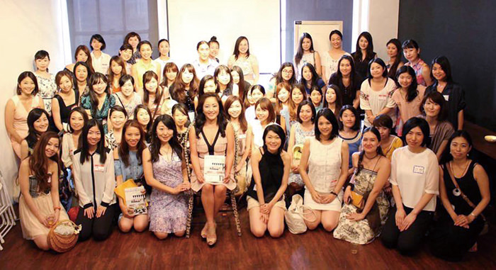 「ニューヨーク女子部♡」創立記念パーティーに参加者ら。中央はひでこコルトンさん＝７月17日、ニューヨーク（提供写真）