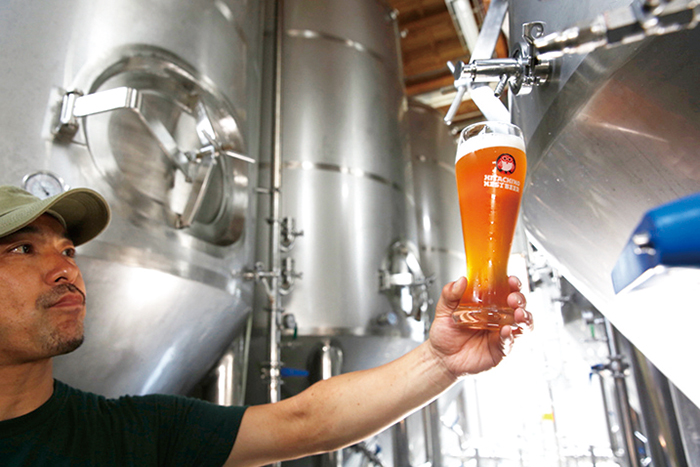 ビール製造長の谷幸治氏。ビールはブラッシュアップを繰り返し、より洗練された味わいを提供している
