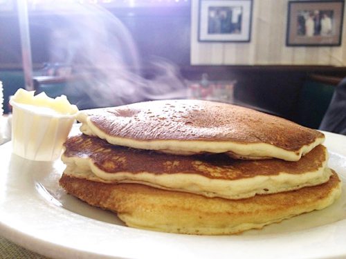 ふかふかのパンケーキは人気メニューの一つ。朝食メニューだが、人気がありすぎて営業時間内いつでも提供することに。クラシックパンケーキ（8.95ドル）の他、フルーツ入りなどバリエーション多数