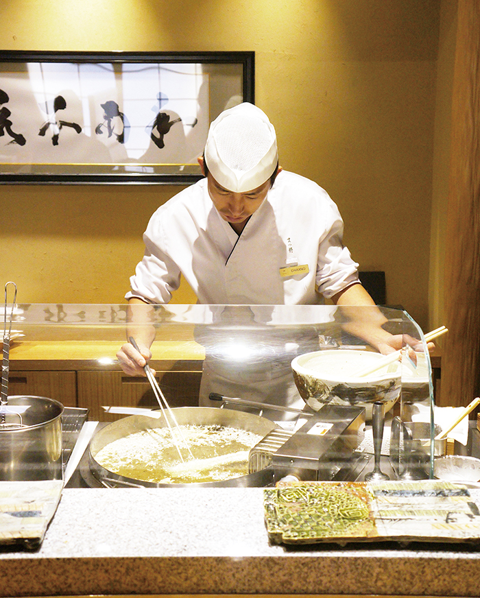 1022-06men-matsui-近野清史料理長が揚げた天ぷらがその場で楽しめる