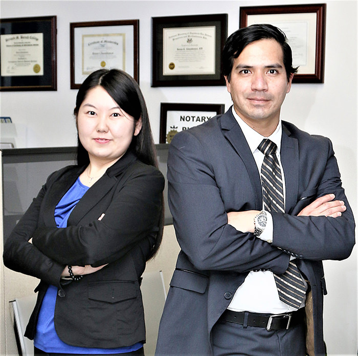 事務所代表で会計士のレンゾ・チャンビアカさん（右）と、会計士のジェシカ・リーさん
