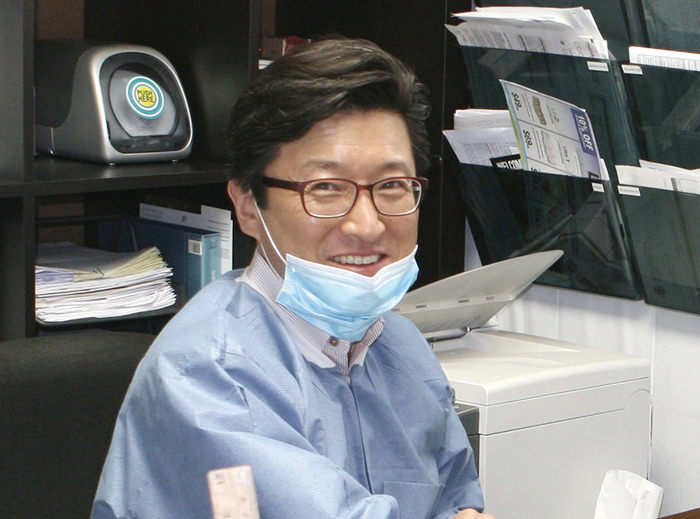 一般歯科治療、インプラント手術、クラウン、審美歯科治療の全ての領域で実績が高いとされるニューヨーク大学の歯科を卒業している院長のジュン・ホン医師