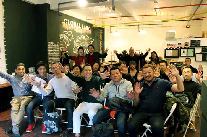 セミナーを終えて、参加者らと記念写真に応じる安間二郎さん（前列左から４番目）＝同