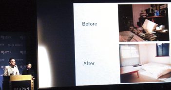 大型スクリーンを使い、自宅の部屋のBefore、Afterを写真で説明する佐々木典士さん＝４日、ニューヨーク（撮影：吉田）