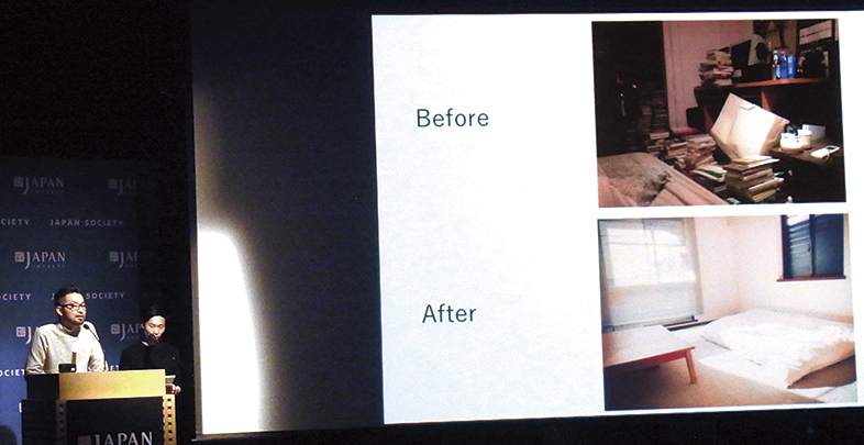 大型スクリーンを使い、自宅の部屋のBefore、Afterを写真で説明する佐々木典士さん＝４日、ニューヨーク（撮影：吉田）