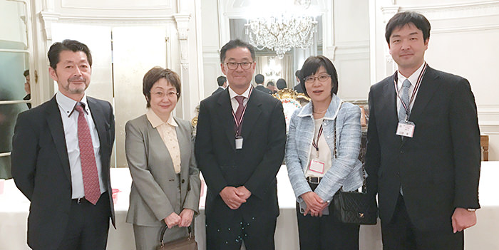 記念撮影に応じる（左から２人目）髙橋雅子さん、桑間雄一郎医師、明石定子医師ら＝同