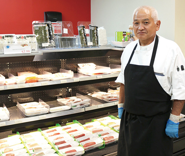 鮮魚担当の原栄吉さんは20年のキャリアを持つその道のプロ