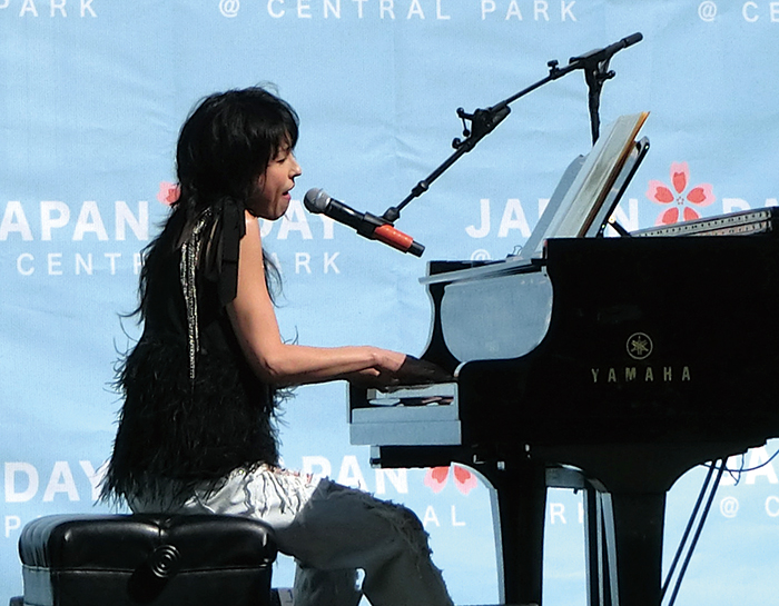 ピアノを弾きながら歌う岸谷香さん（撮影：高橋奈）
