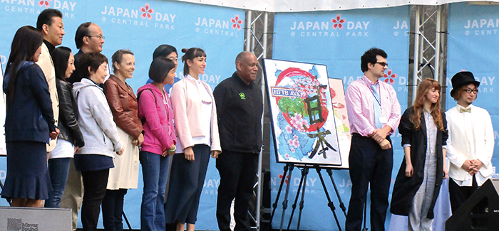 Japan Dayアートコンテスト表彰式の模様。右端が増田セバスチャンさん。最優秀作品の右横に立つのはMarcelo Mazieroさん（撮影：池浦）