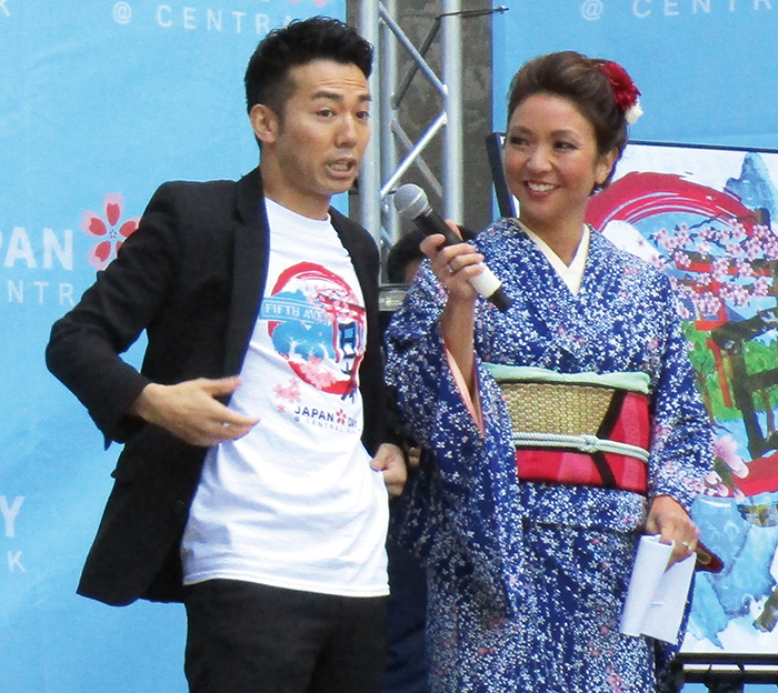 チャリティーの呼び掛けをする綾部祐二さん（左）と司会のサンドラ・エンドウさん（撮影：池浦）