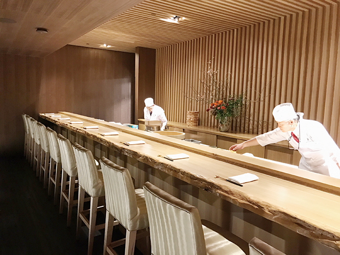 10席のゆったりとしたカウンターで伝統的な寿司を味わえる「Satsuki」