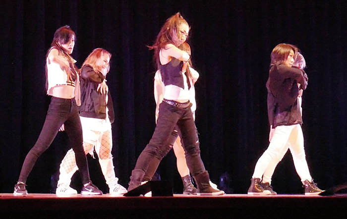 （左から）Chio、Fujiko、Yuka、Kaneriらゲストとのダンス（提供写真）