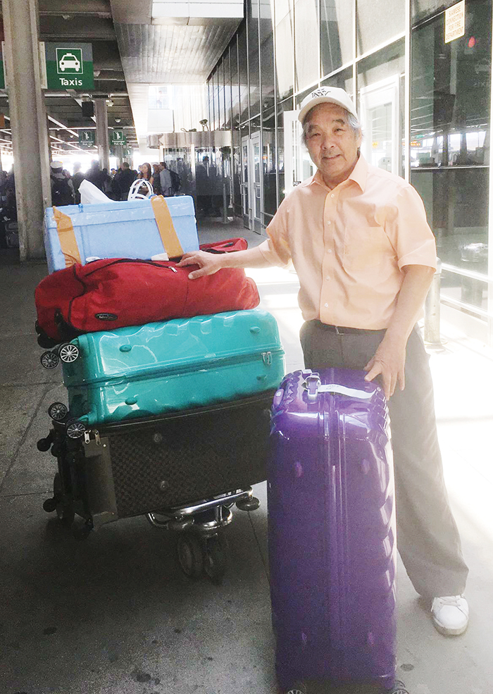 たくさんの食材と共にジョン・Ｆ・ケネディ空港に降り立つ川田隆三郎さん