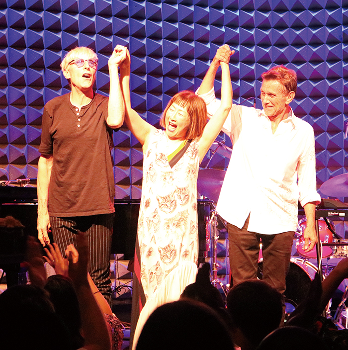 ライブ後、観客の拍手に応えてあいさつをするトリオ。（左から）ウィル・リーさん、矢野顕子さん、クリス・パーカーさん＝同