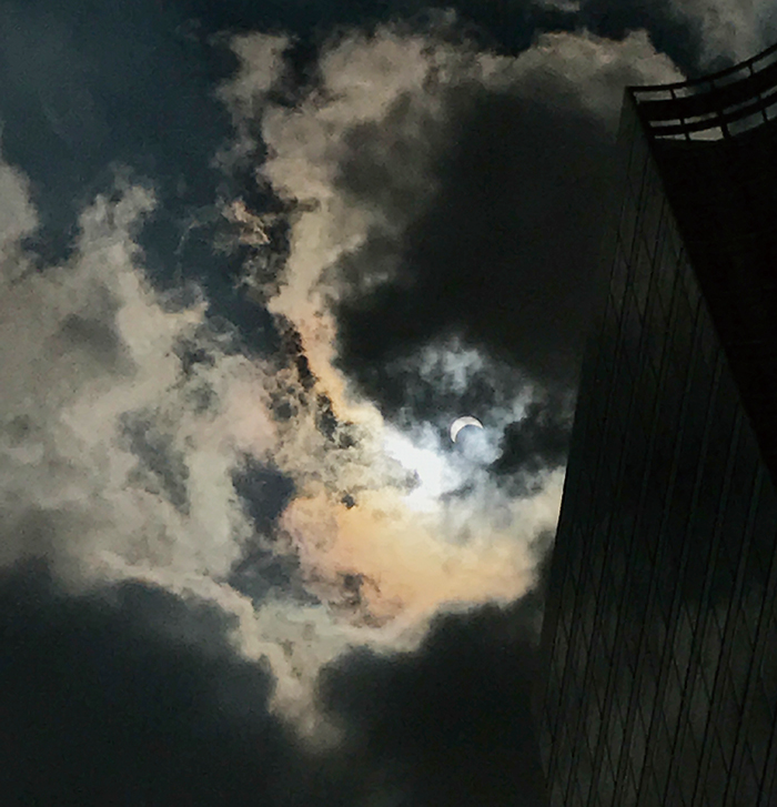 ニューヨークの空で見られた日食（撮影：三浦）
