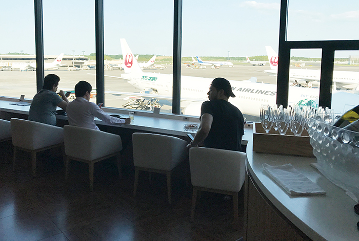 窓の外に見えるＪＡＬの機体を眺めながら、軽食や飲み物を楽しめる