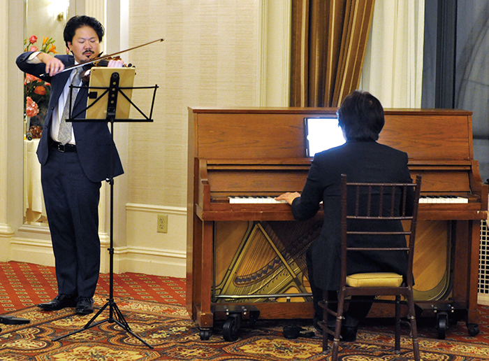 自身の研究テーマであるウジェーヌ・イザイの曲も披露したレイ・イワズミ氏（左）。ピアノ演奏はピアニスト・碓井俊樹さん