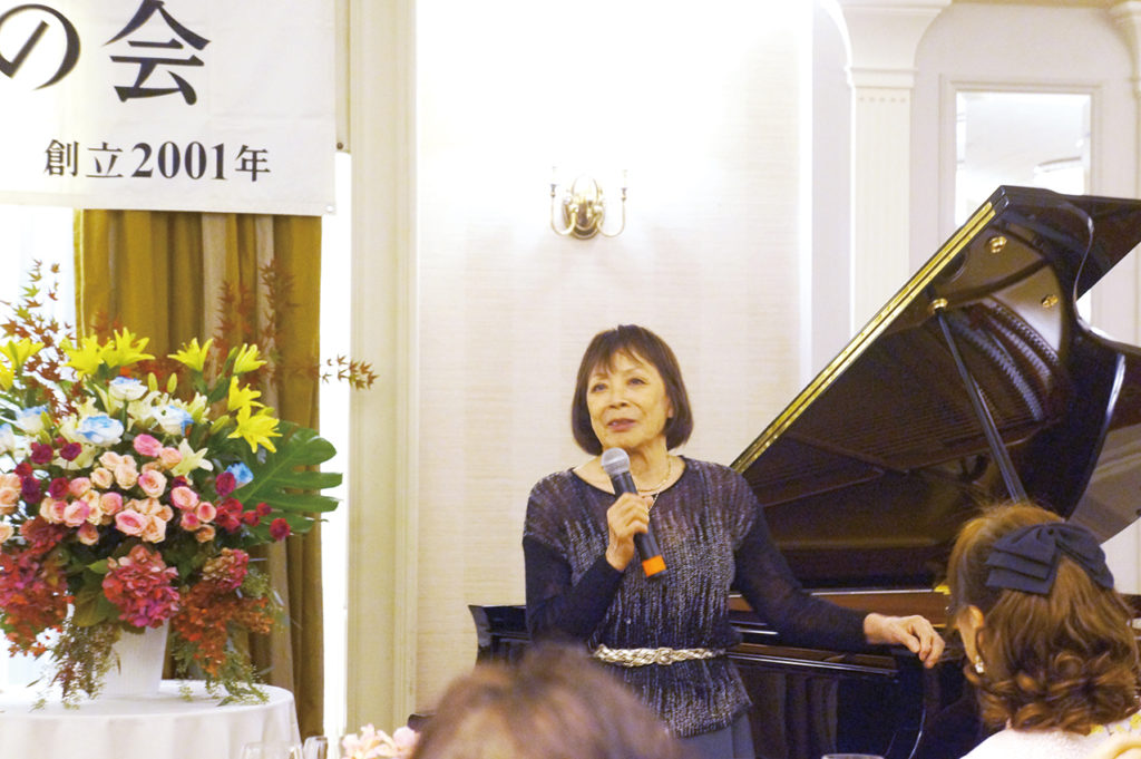 エピソードを交えながら、ジャズピアノの演奏を披露する秋吉敏子さん