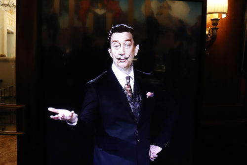 印象的な口ヒゲも完全再現されたスクリーン上のダリ＝８日、ニューヨーク（撮影：中沢）