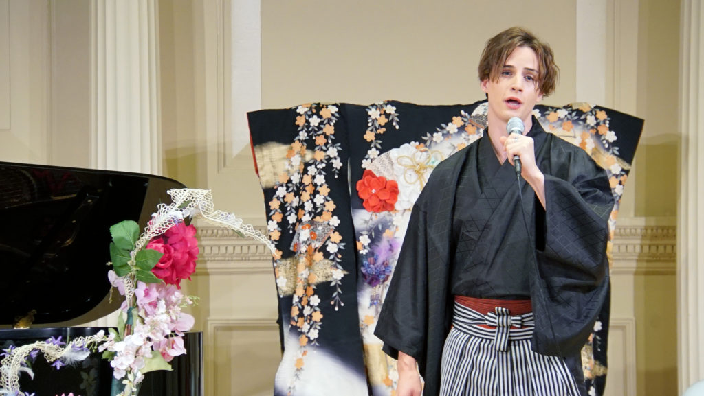 日本の名曲を流暢な日本語で歌い上げるロマ・トニオロさん＝７月24日、ニューヨーク（提供写真）