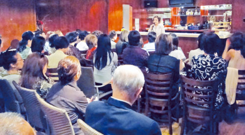 会場には80人以上の人々がデヴィ夫人の講演を聞きに訪れた＝５月31日、新橋レストラン（撮影：上西）