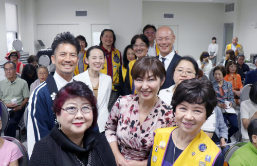 セミナーの前に日本から迎えた講師陣を囲んで＝９月28日（撮影：田部井）