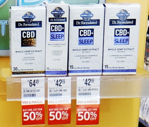 ちなみに、ＣＢＤの代表的な効果は痛みの緩和、リラックス、不眠症の解消などで、不眠症解消に特化した製品も出ていてパッケージに“CBD+Sleep”と明記してあります