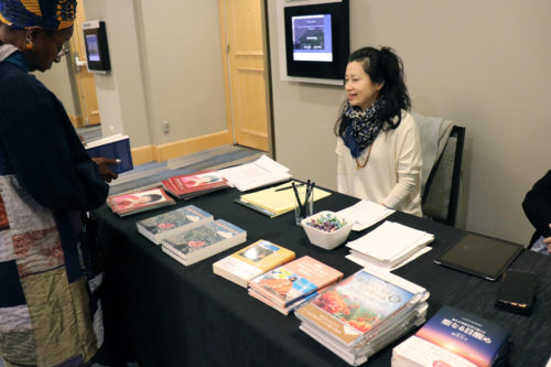 会場ではヨグマタ相川圭子氏の書籍も販売された＝20日、ニューヨーク（撮影：田部井）